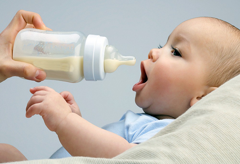 Sai lầm khi cho bé uống sữa bột mẹ nên tránh