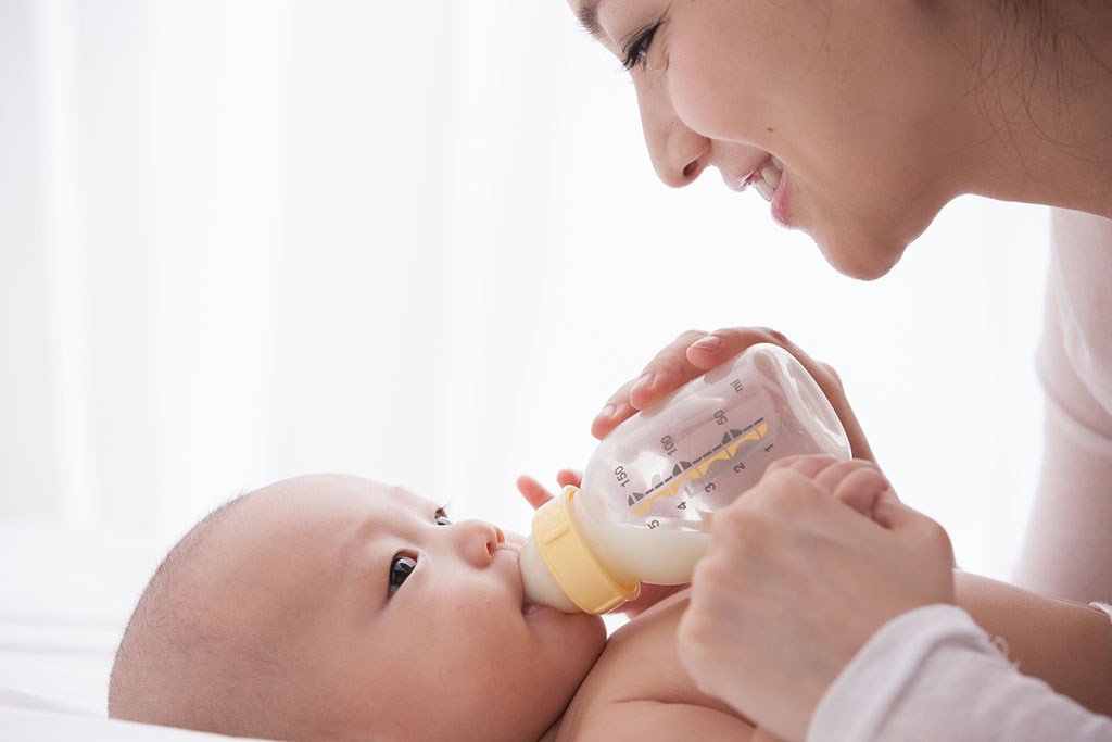 Mấy tháng nên bổ sung sữa ngoài cho bé?