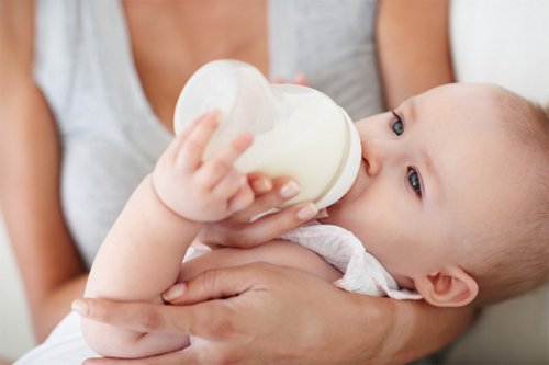 Có nên dùng sữa non bên ngoài dành cho trẻ sơ sinh hay không? Nếu chọn thì dùng loại sữa non nào tốt nhất?
