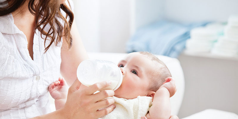 Các bước pha sữa công thức cho trẻ sơ sinh 